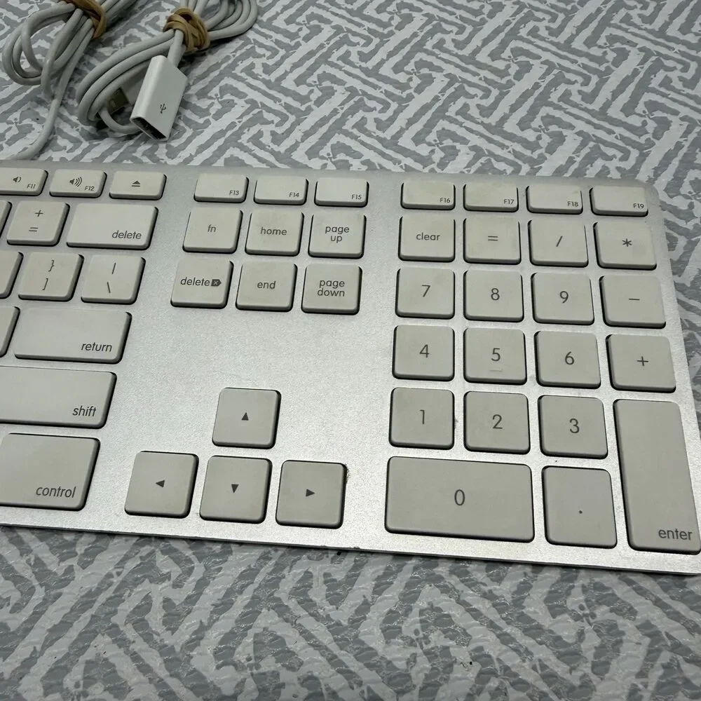 Apple A1243 Wired Aluminum Keyboard with Numeric Keypad & USB Extension Cable
